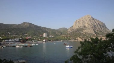 Kartal Dağı Sokol Dağı 'ndaki Panorama manzarası ve Golitsyn Patikası' ndaki Novyi Svit kasabası. Kırım.