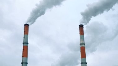 Kazan evin baca. Bulutlu karlı gökyüzü karşı Buhar. Kentin sanayi bölgesi.