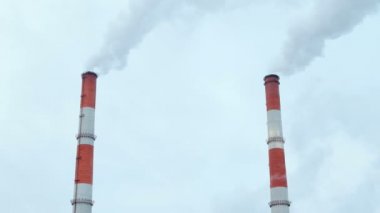 Kazan evin baca. Bulutlu karlı gökyüzü karşı Buhar. Kentin sanayi bölgesi.