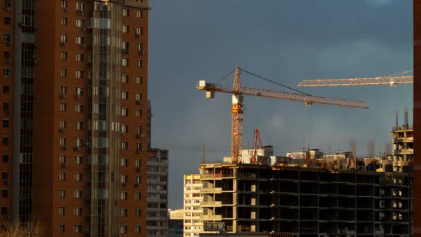 ODINTSOVO, RUSIA - 20 de octubre de 2015. Timelapse clip de construcción de edificios.Los trabajadores en uniforme naranja construyen un edificio de apartamentos . — Vídeo de stock