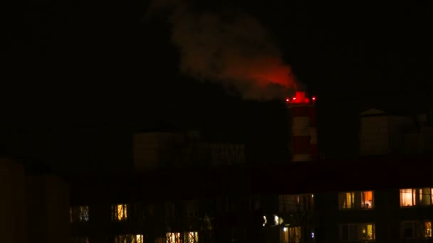 ボイラー家の煙突。澄んだ青い空を背景にスチームします。都市の工業地帯. — ストック動画
