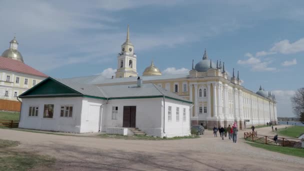 Tver, Rusland - 02 mei 2019. Kathedraal van Epiphany, Nilo-Stolobenski klooster of Nilov klooster. — Stockvideo