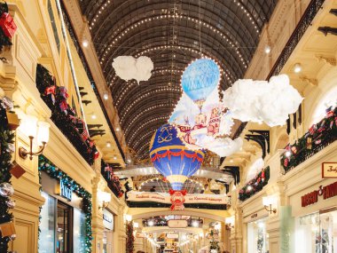 Moskova, Rusya - 10 Aralık 2017. Sakız (Ana Mağaza) Yeni Yıl ve Noel fuarı için dekore edilmiştir. Ampullerle renkli dekorasyonlar.