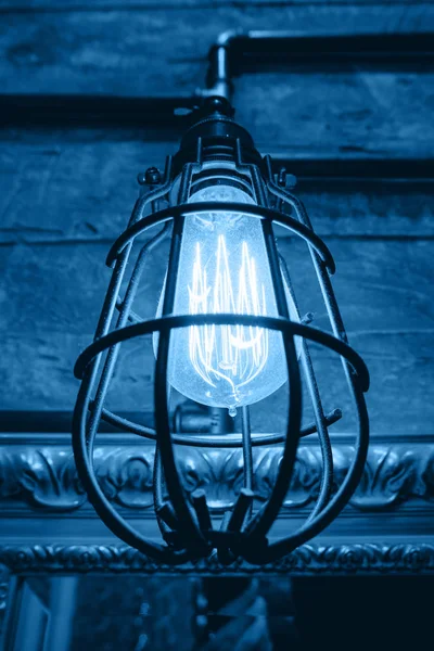 Bombillas vintage con filamento más brillante. Una linterna anticuada. Lámpara incandescente, diseño retro. Clásico tono azul . — Foto de Stock