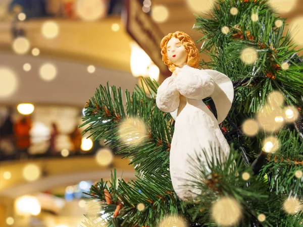 Маленький ангел, винтажная игрушка для рождественской елки. Традиционные новогодние украшения . — стоковое фото