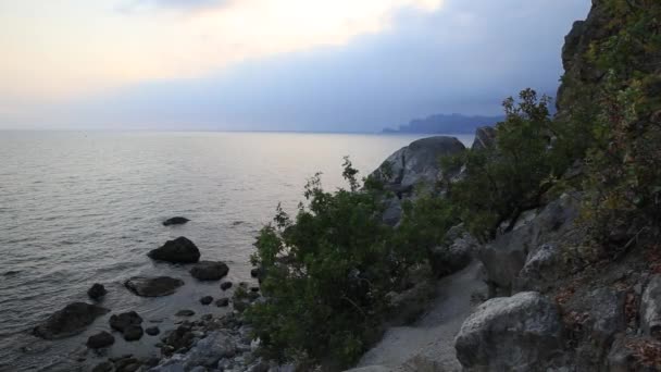 Silhouette du mont Karaul-Oba, bord de l'ancien récif corallien de la période jurassique. Coucher de soleil sur la montagne en forme de rhinocéros depuis le cap Kapchik. Crimée . — Video
