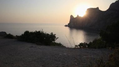 Karaul-Oba Dağı 'nın silueti, Jurasik dönemin antik mercan resifinin kıyısında. Cape Kapchik 'ten gergedan şeklinde gün batımı manzarası. Kırım.