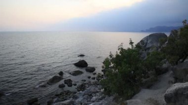 Karaul-Oba Dağı 'nın silueti, Jurasik dönemin antik mercan resifinin kıyısında. Cape Kapchik 'ten gergedan şeklinde gün batımı manzarası. Kırım.