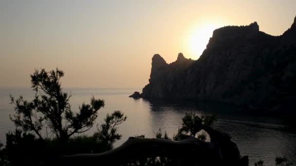 Silhouette du mont Karaul-Oba, bord de l'ancien récif corallien de la période jurassique. Coucher de soleil sur la montagne en forme de rhinocéros depuis le cap Kapchik. Crimée . — Video