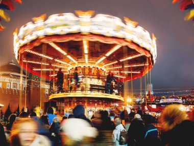 Moskova, Rusya - 10 Aralık 2017. Kızıl Meydan yeni yıl ve Noel festivali için dekore edildi. Ampullerle süslenmiş renkli bir atlıkarınca..