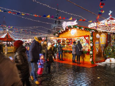 Moskova, Rusya - 10 Aralık 2017. Kırmızı meydan yeni yıl kutlaması için dekore edildi. Bir sürü insan Noel fuarında yürüyor..