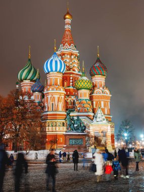 Moskova, Rusya - 10 Aralık 2017. Kızıl Meydan 'da yürüyen insanlar ünlü St. Basil 'in Katedrali.