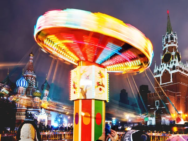 MOSCOW, RÚSSIA - 10 de dezembro de 2017. Praça Vermelha decorada para a Feira de Ano Novo e Natal. Carrossel colorido decorado com lâmpadas . — Fotografia de Stock