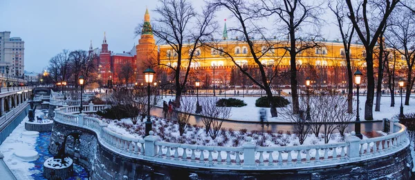 Panorama vista sobre o Kremlin e Alexander Gardens na noite de inverno. Moscou, Rússia . — Fotografia de Stock