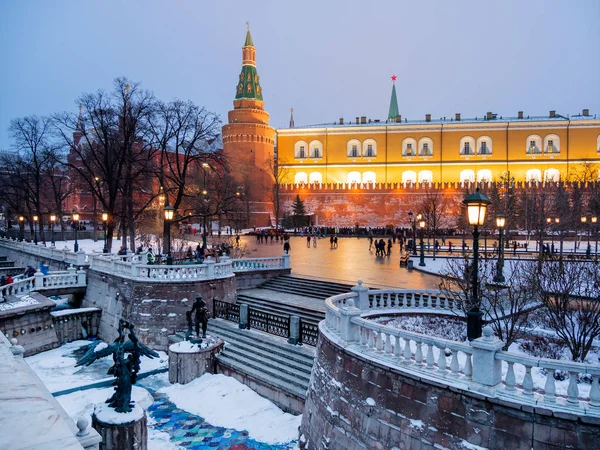 Kreml věže a Alexander Gardens v zimním večeru. Moskva, Rusko. — Stock fotografie
