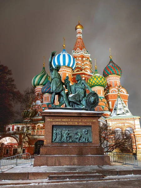 Catedral de San Basilio y Monumento a Minin y Pozharsky. Monumento famoso de Moscú, Rusia . — Foto de Stock