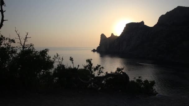 Silhouette of Karaul-Oba mount, edge of the ancient coral reef of the Jurassic period. Sunset view on mountain in shape of rhinocerous from cape Kapchik. Crimea. — Stock Video