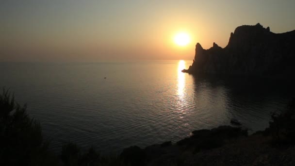 Silhouette du mont Karaul-Oba, bord de l'ancien récif corallien de la période jurassique. Coucher de soleil sur la montagne en forme de rhinocéros depuis le cap Kapchik. Crimée . — Video