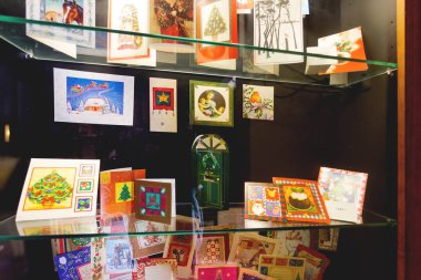 Rovaniemi, Finlandiya - 20 Temmuz 2017. Noel Baba Köyü müzesinde kartpostallar.. 