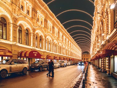 Moskova, Rusya - 10 Ocak 2017. Genç çift öpüşüyor. Noel ve Yeni Yıl kutlamaları için ampullerle süslenmiş Vetoshny sokağı.