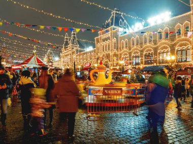 Moskova, Rusya - 10 Aralık 2017. Kırmızı meydan yeni yıl kutlaması için dekore edildi. Bir sürü insan Noel fuarında yürüyor..