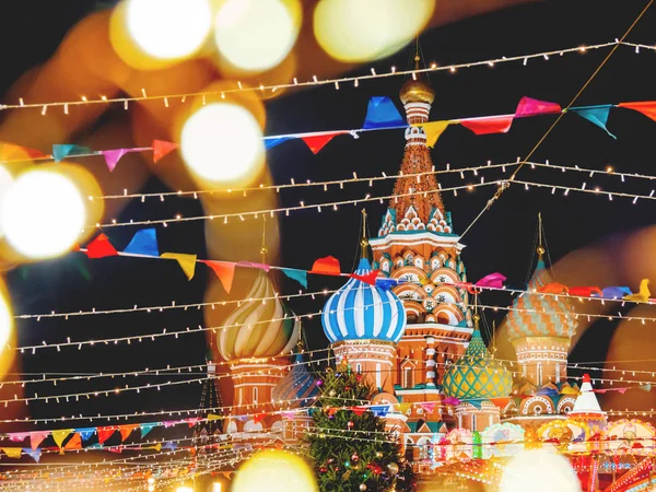 MOSCOW, RÚSSIA - 21 de dezembro de 2019. Catedral de São Basílio na Praça Vermelha. Feira de Natal com lâmpadas, carrosséis e decorações . — Fotografia de Stock