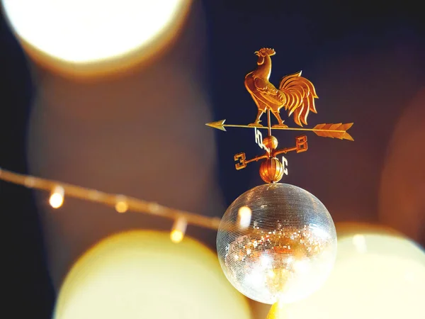 Paleta de viento en forma de gallo en bola de discoteca brillante. Plaza Roja decorada para Año Nuevo y Feria de Navidad. Moscú, Rusia . —  Fotos de Stock