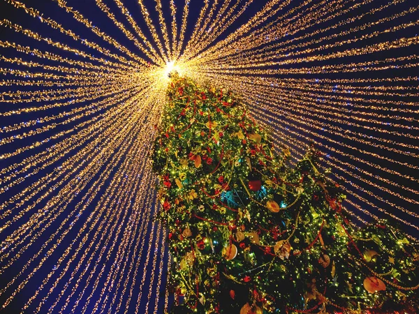 Onderaanzicht op gigantische kerstboom op het Manezjnaja plein in Moskou, Rusland. Gedecoreerde dennenboom voor nieuwjaarsviering. — Stockfoto
