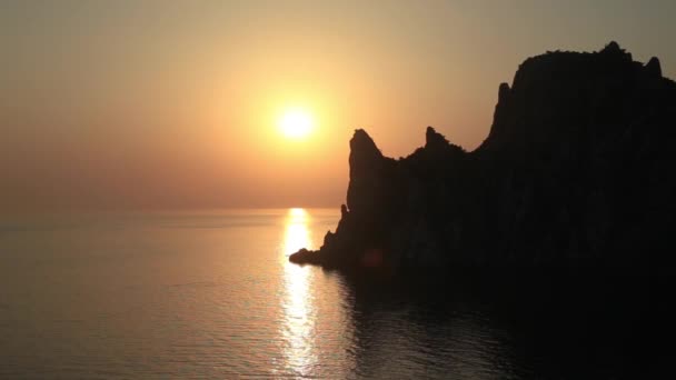 Silueta hory Karaul-Oba, okraj prastarého korálového útesu jurského období. Pohled na západ slunce na horu ve tvaru nosorožce z mysu Kapčik. Krym. — Stock video