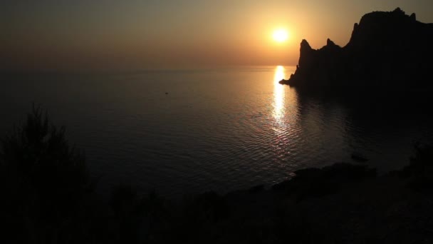 Silhouette del monte Karaul-Oba, bordo dell'antica barriera corallina del Giurassico. Vista tramonto sulla montagna a forma di rinoceronte da capo Kapchik. Crimea . — Video Stock