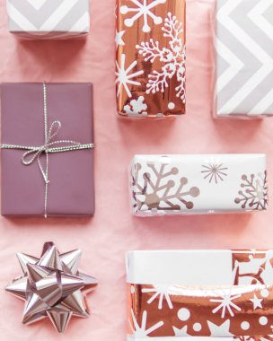 Sevgililer Günü hediyeleri altın madalyalarla dolu. Pembe buruşuk kağıt arkaplanda hediye kutuları