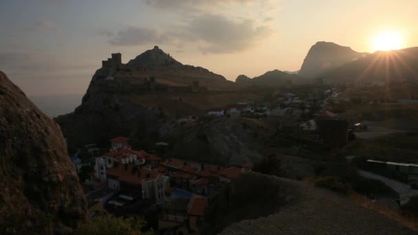 Ancienne forteresse génoise à Sudak. Vue panoramique au coucher du soleil. Crimée.