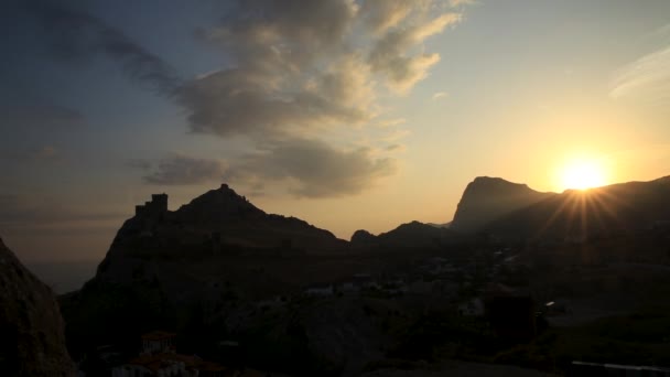 Antiga fortaleza genovesa na cidade de Sudak. Vista panorâmica ao pôr-do-sol. República da Crimeia . — Vídeo de Stock