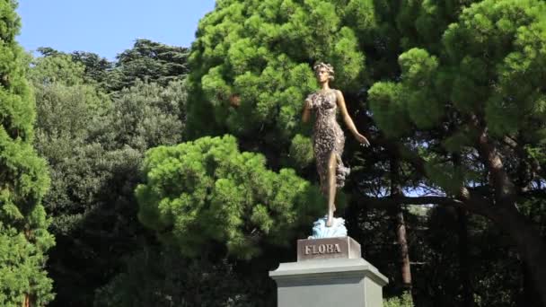 NIKITA, CRIMEA - 20 de setembro de 2015. Estátua da deusa Flora. Jardim botânico Nikitskiy . — Vídeo de Stock