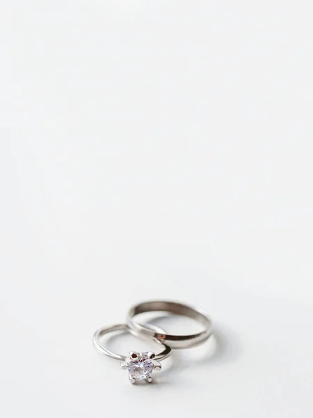 Boda y anillos de compromiso con diamante. Símbolo de amor y matrimonio sobre fondo blanco . — Foto de Stock