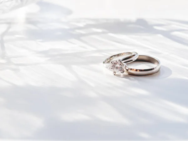 Casamento e anéis de noivado com diamante. Símbolo de amor e casamento no fundo branco . — Fotografia de Stock