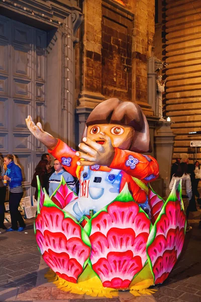 VALLETTA, MALTA - 13 de febrero de 2010. Fiesta nocturna tradicional. Carnaval con muñecas gigantes en movimiento y gente en trajes coloridos . — Foto de Stock