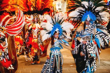 Valletta, Malta - 12 Şubat 2010. Geleneksel gece festivali. Dev hareketli bebeklerle ve renkli kostümlü insanlarla dolu bir karnaval..
