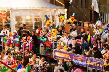 Valletta, Malta - 12 Şubat 2010. Geleneksel gece festivali. Dev hareketli bebeklerle ve renkli kostümlü insanlarla dolu bir karnaval..