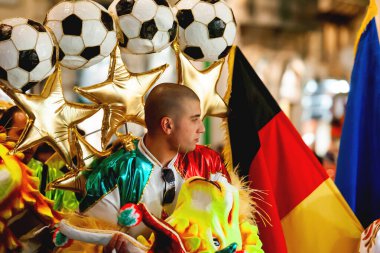 Valletta, Malta - 12 Şubat 2010. Geleneksel gece festivali. Dev hareketli bebeklerle ve renkli kostümlü insanlarla dolu bir karnaval..