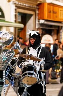 Valletta, Malta - 12 Şubat 2010. Geleneksel gece festivali. Dev hareketli bebeklerle ve renkli kostümlü insanlarla dolu bir karnaval..