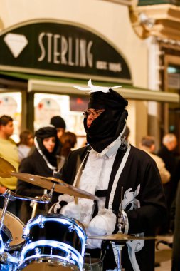 Valletta, Malta - 12 Şubat 2010. Geleneksel gece festivali. Dev hareketli bebeklerle ve renkli kostümlü insanlarla dolu bir karnaval..