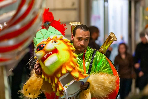 VALLETTA, MALTA - 12 de febrero de 2010. Fiesta nocturna tradicional. Carnaval con muñecas gigantes en movimiento y gente en trajes coloridos . — Foto de Stock