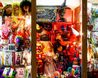 Valletta, Malta - 12 Şubat 2010. Renkli peruklar, maskeler, şenlikli kostümler, çocuklar için müzik aletleri..