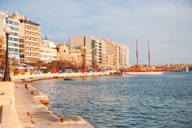 Sliema, Malta - 13 Şubat 2010. Sliema kasabasının deniz seti. Kış batımı.