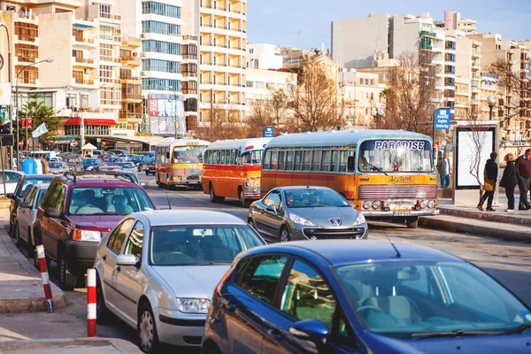 SLIEMA, MALTA - 13 de febrero de 2010. Coloridos autobuses británicos antiguos de los años 60 fueron utilizados como transporte público en Malta . — Foto de Stock