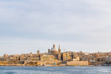 St. Paul Katedrali ve diğer tarihi binalar. Valletta, Malta 'nın günbatımı manzara manzarası..