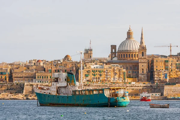 Cattedrale di San Paolo e altri edifici storici Vista panoramica sul tramonto di La Valletta, Malta . — Foto Stock
