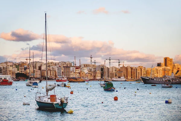 Sliema balneario y barcos de vela amarrados. Yates y puesta del sol vista panorámica de Sliema, Malta . — Foto de Stock