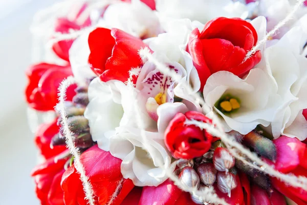 Ramo nupcial a la luz del sol. Composición floral tradicional con tulipanes rojos brillantes . — Foto de Stock